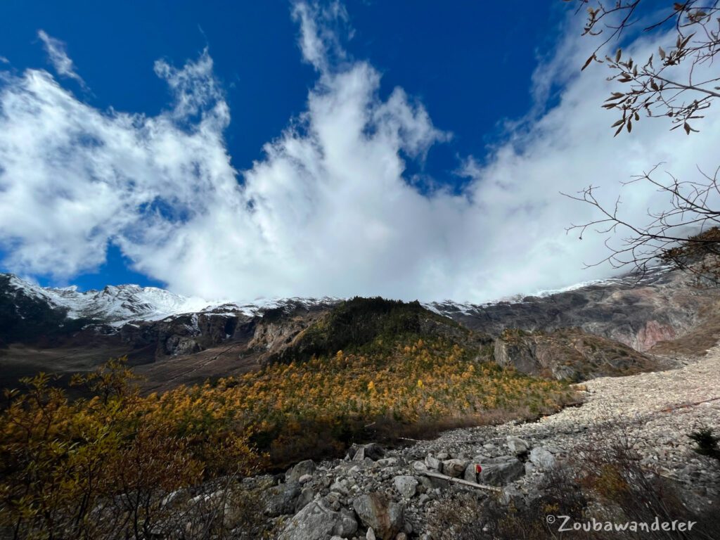 Before the steep ascent to the Glacier Lake 往冰湖的路上，绝望坡前