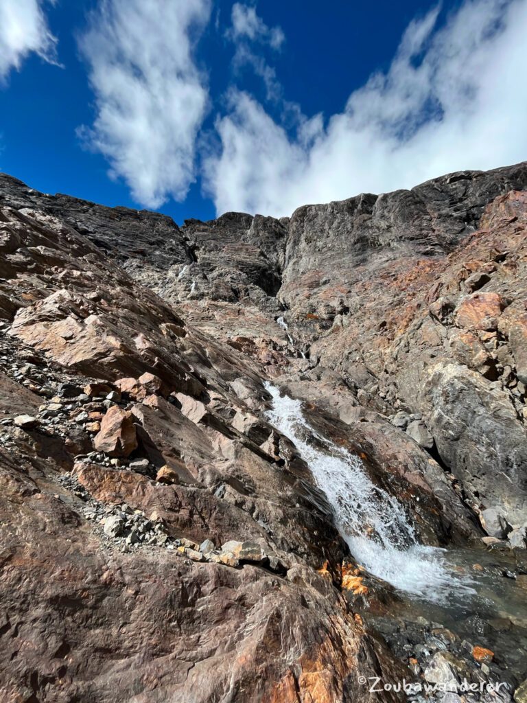 A waterfall beside the Glacier lake 冰湖旁的瀑布