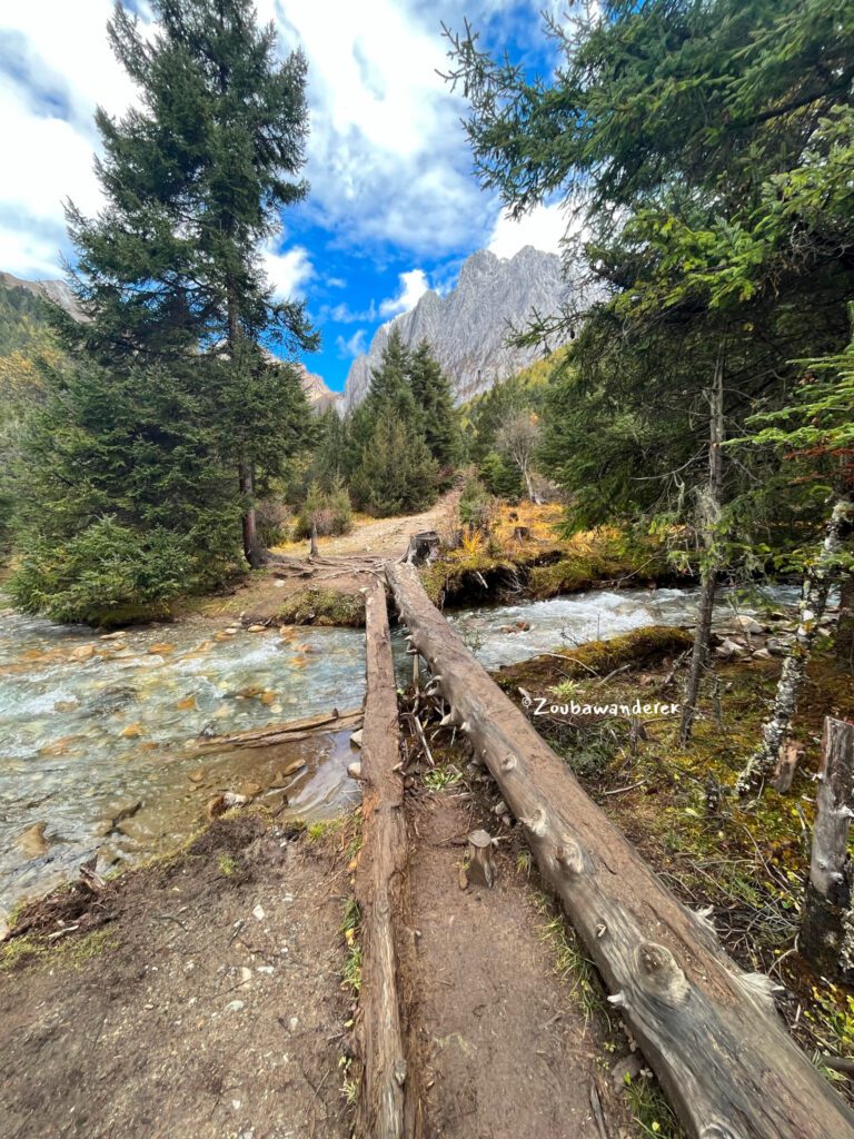 Abujicuo trail with the bridge at the trail head