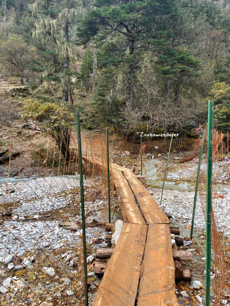 Abujicuo trail with the bridge before the steep ascent